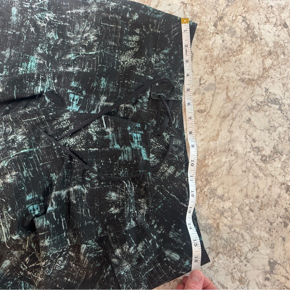 Lululemon Live in Practice Current State Hybrid Board Short - Geometric Channel - Picture 5 of 8